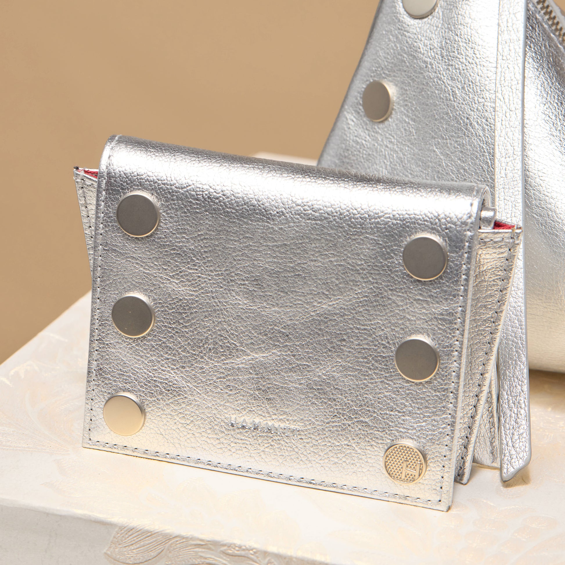 Allen-Wallet-Sidewalk-Silver-Front-View-4